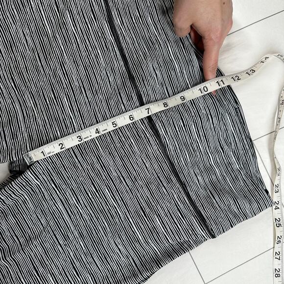 Athleta Leggings Womens Large Black White Ultimate Capri Linear Lines Striped - Picture 8 of 10